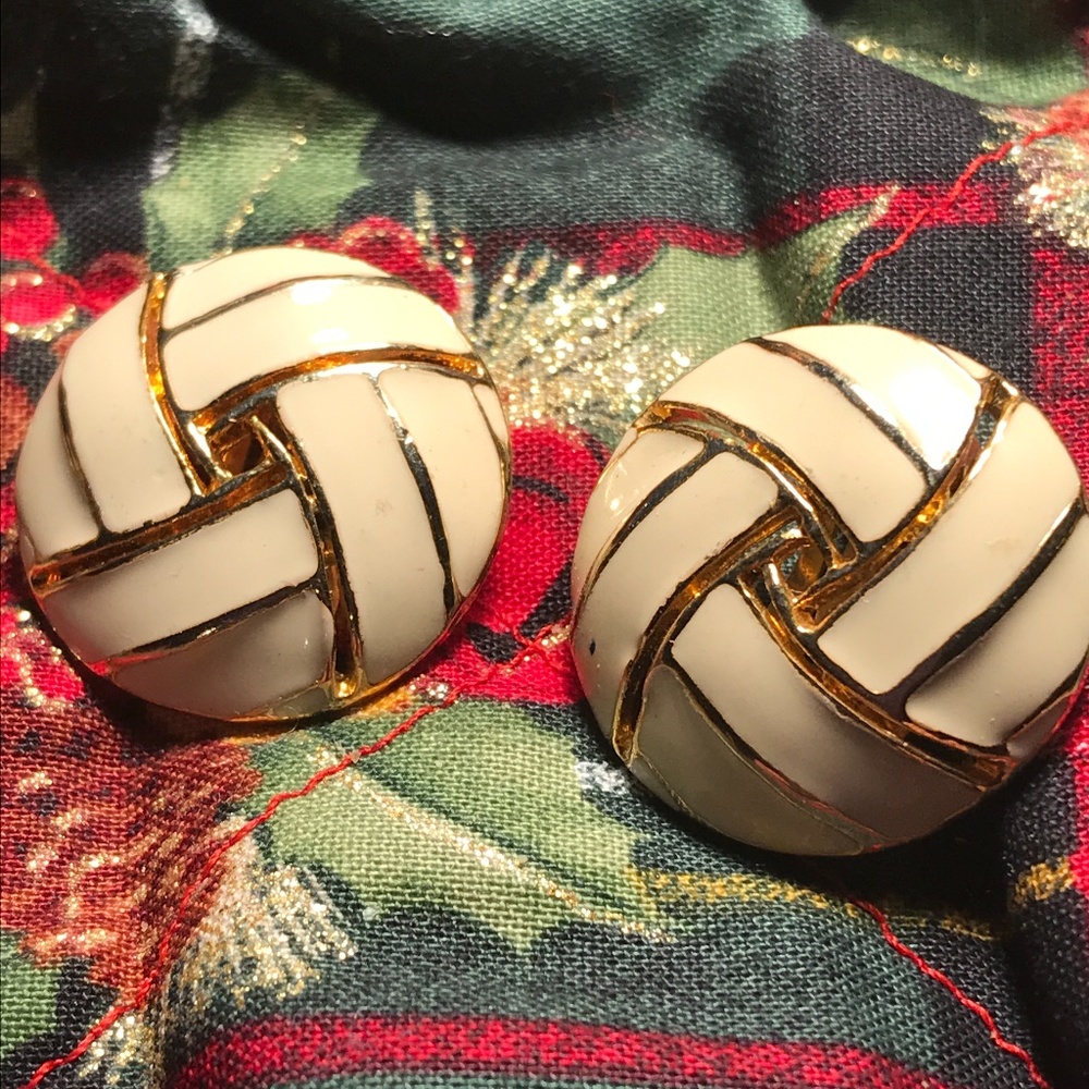 🌸 Clip Earrings White Enamel over Gold Tone 🌸D8